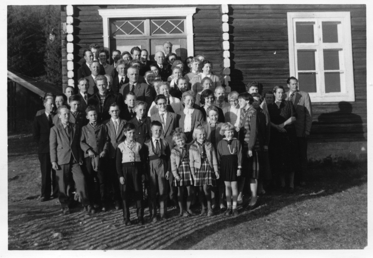 Prestmoen skule. Avskjedsfest for lærarinne Margit Torsrud våren 1958. Ho hadde vore ved Prestmoen skule siden 1920-talet, i over 30 år, nærare 40.