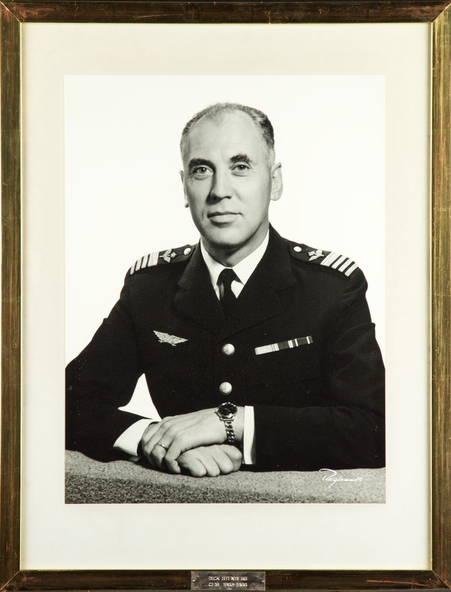 Porträttfotografi av Dick Stenberg, chef för F 18 Södertörns flygflottilj 1963-1966. Inramat foto.