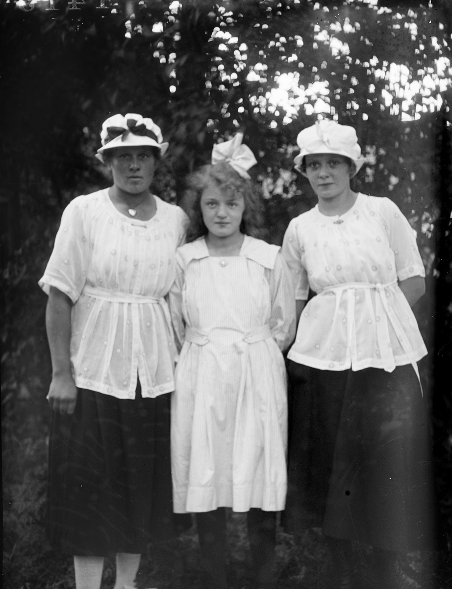 "Greta Anderson, Stina Arnell o Greta Petterson Sevasta", Altuna socken, Uppland 1919