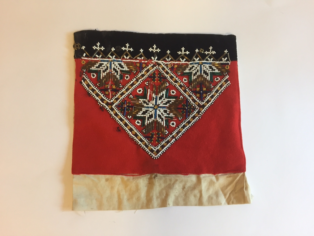 Lue, bryststykke/bringeduk og belte (C) til hardangerbunad, forkle (E) og skjorte (D) med hardangersømdetaljer.