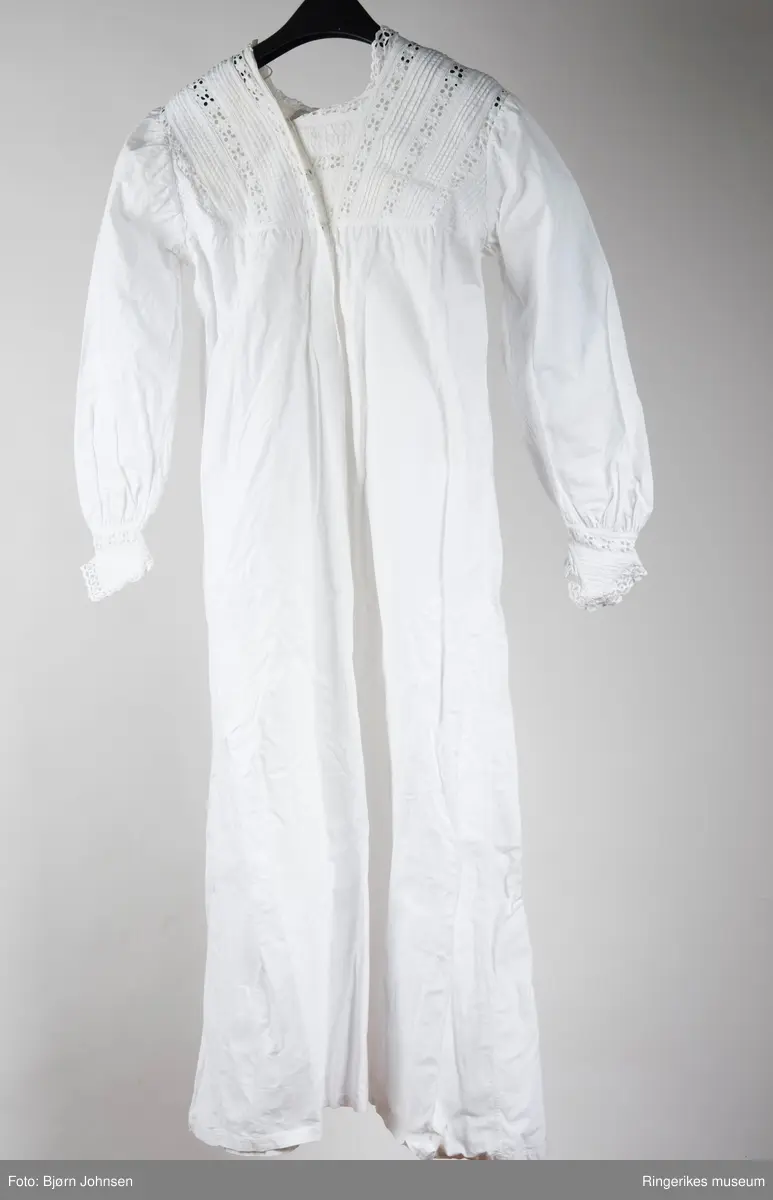 Gjennombrutte blonder, stilliserte blomster