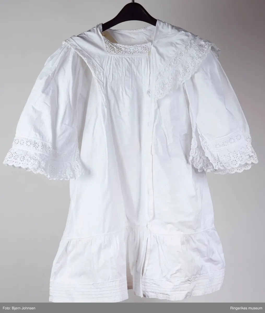 Åpne blomster med kronblader i brede border