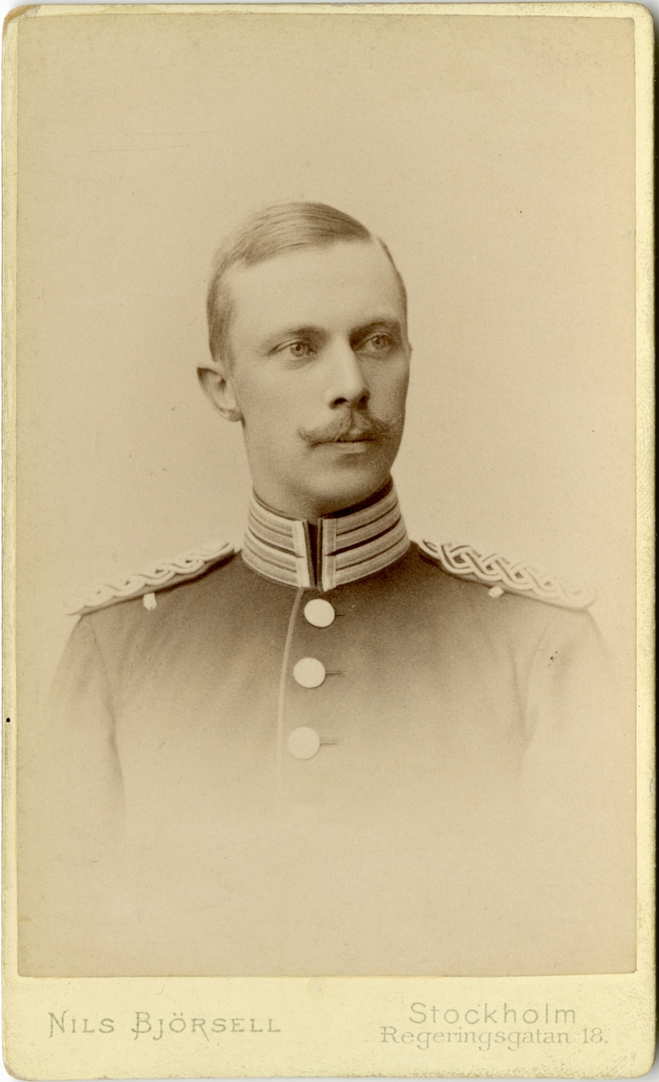 Porträtt av Carl Johan Constantin Raab, kapten vid Göta livgarde I 2. Se även AMA.0008370.