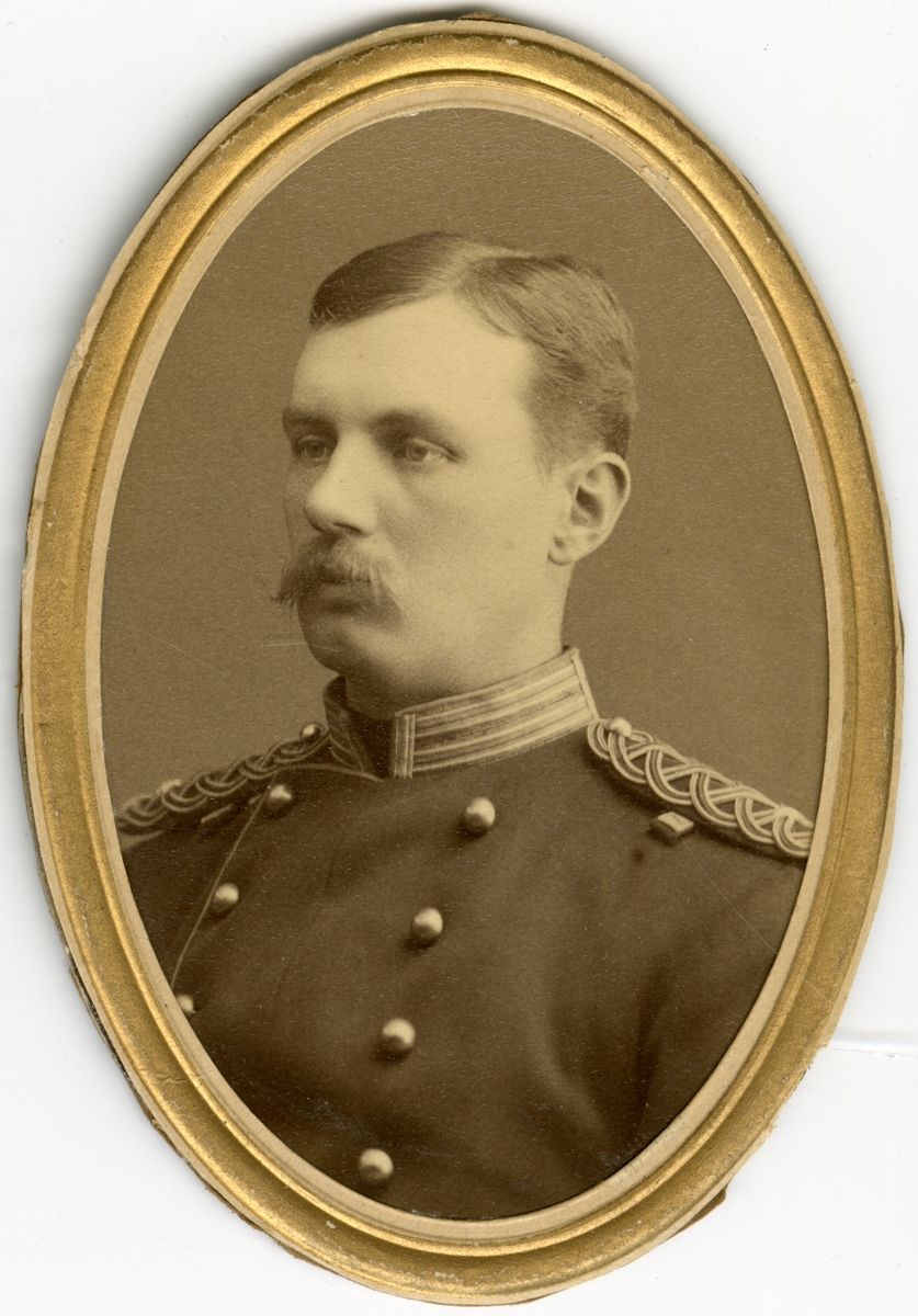 Porträtt av Bo Ribbing, löjtnant vid Smålands grenadjärkår I 7.

Se även bild AMA.0002024.