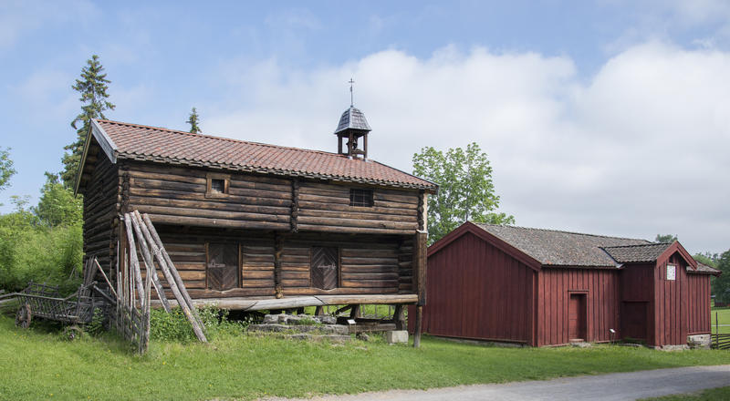 På Hedmarkstunet står også Løkenstabburet; et grått, toetasjers stabbur med klokketårn i høyre gavl, og borgstua; et rødt, plankekledd hus. (Foto/Photo)