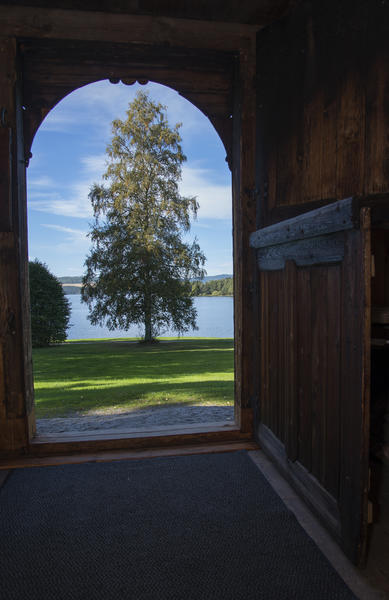Barfrøstua har todelt dør med buet åpning og vakker utsikt over Mjøsa.
