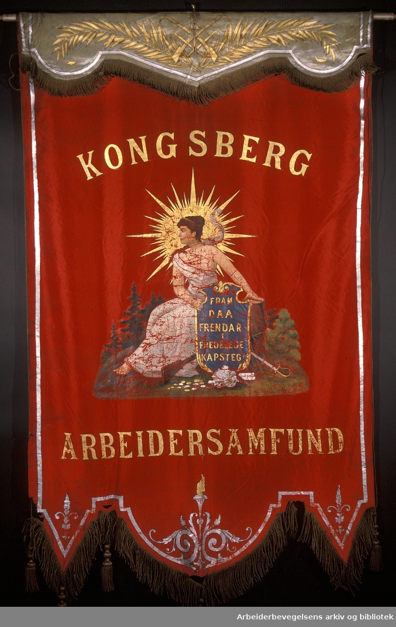Kongsberg arbeidersamfund.Stiftet 6. mai 1869..Forside..Fanetekst: Kongsberg Arbeidersamfund.Fram daa frendar i fredelige kapsteg