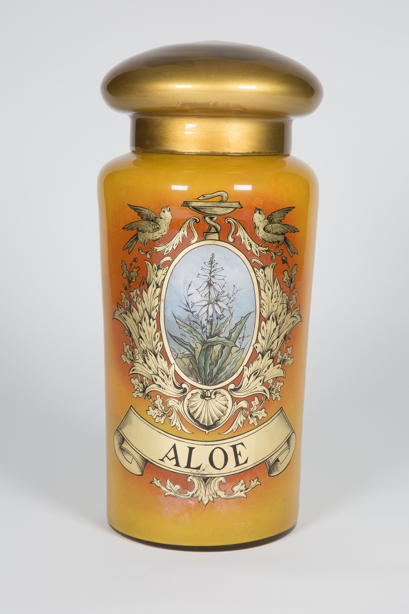 Rundt standkar med overfallende lokk.  Innsiden av glasset er malt med gullfarge.