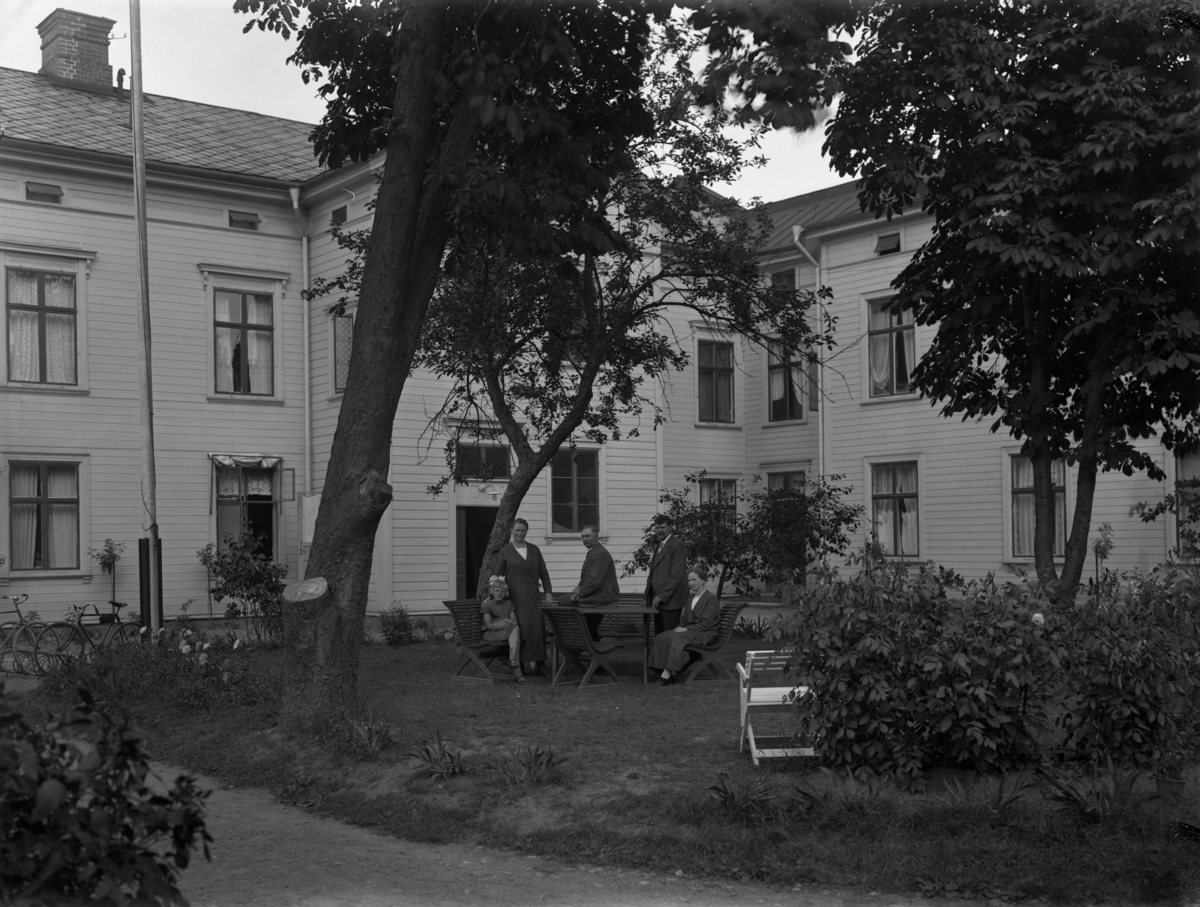 Idyll inne på gården till fastigheten Herrgårdsgatan 13. I gatuhusets bottenvåning låg från förra sekelskiftet och ett femtiotal år framåt Gösta Berlings matsalar.