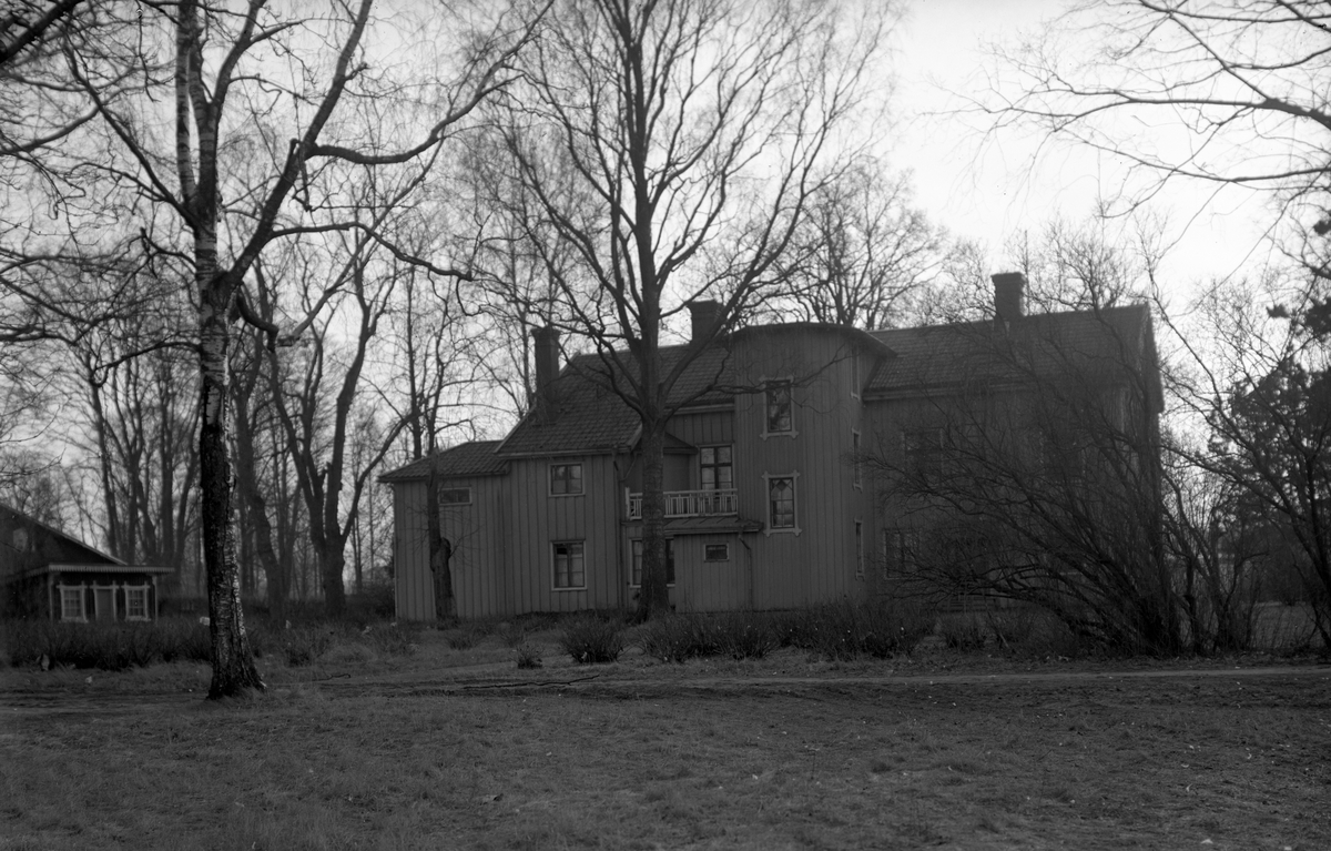 Sundsta herrgård från norr. Bilden togs troligen i samband med att staden tog över fastigheten 1951.