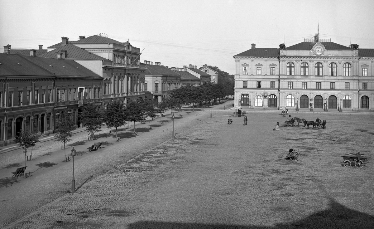 Tingvallagatan och rådhuset runt förra sekelskiftet.