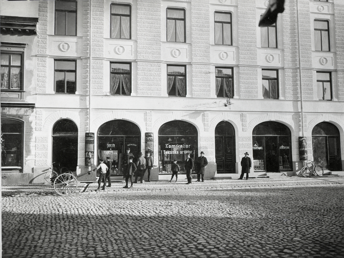 Bäckmans Färghandel i Grand hotells fastighet ca 1910. Dåligt skick på original. Rikligt med repor och damm .