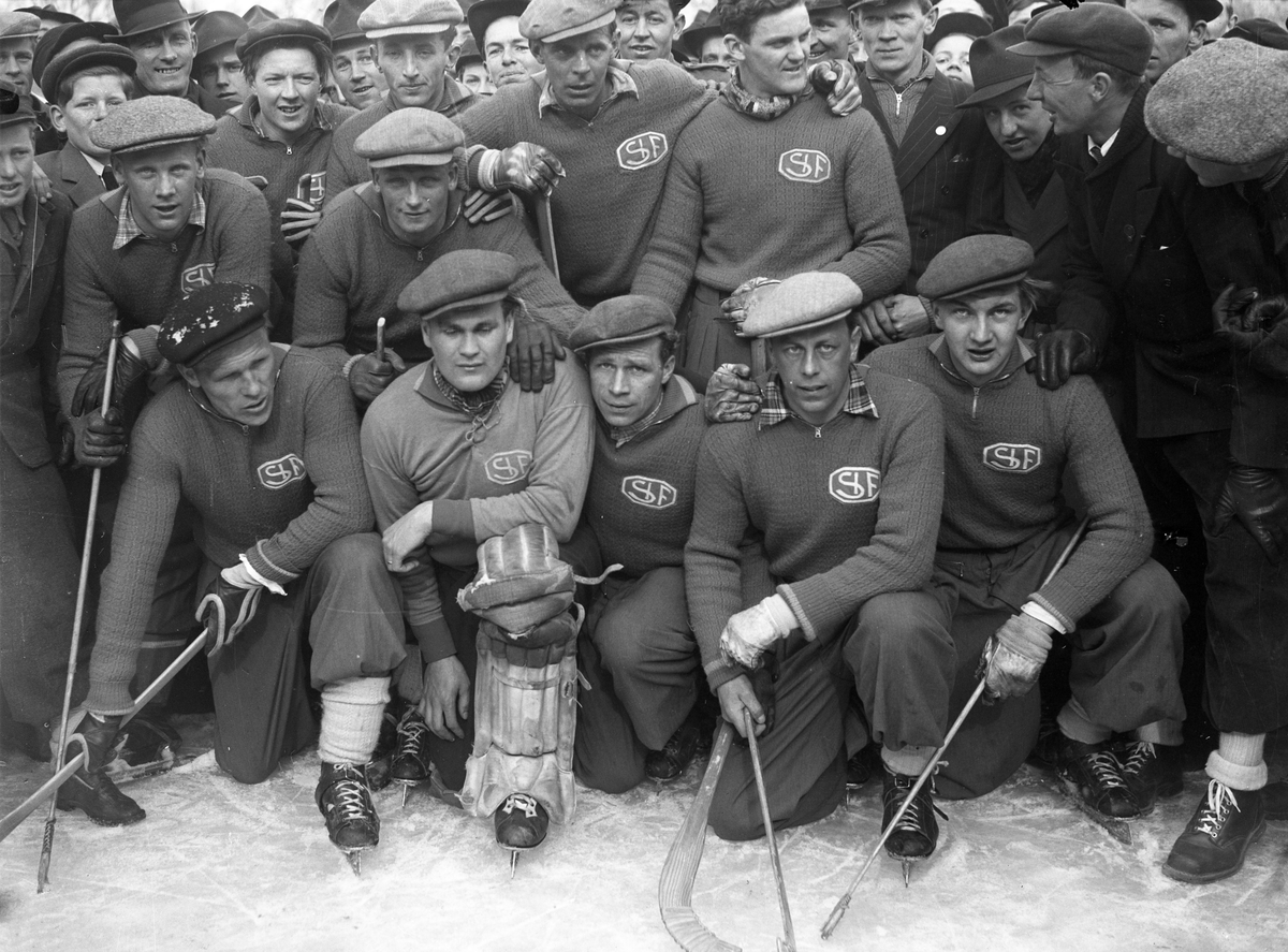 Slottsbrons bandylag 1944. Laget blev svenska mästare i sporten 4 ggr: 1934, 1936,1938 och 1941. Mellan 1932 och 1941 tog Värmlandslagen Göta och Slottsbron hand om pokalen 7 ggr.