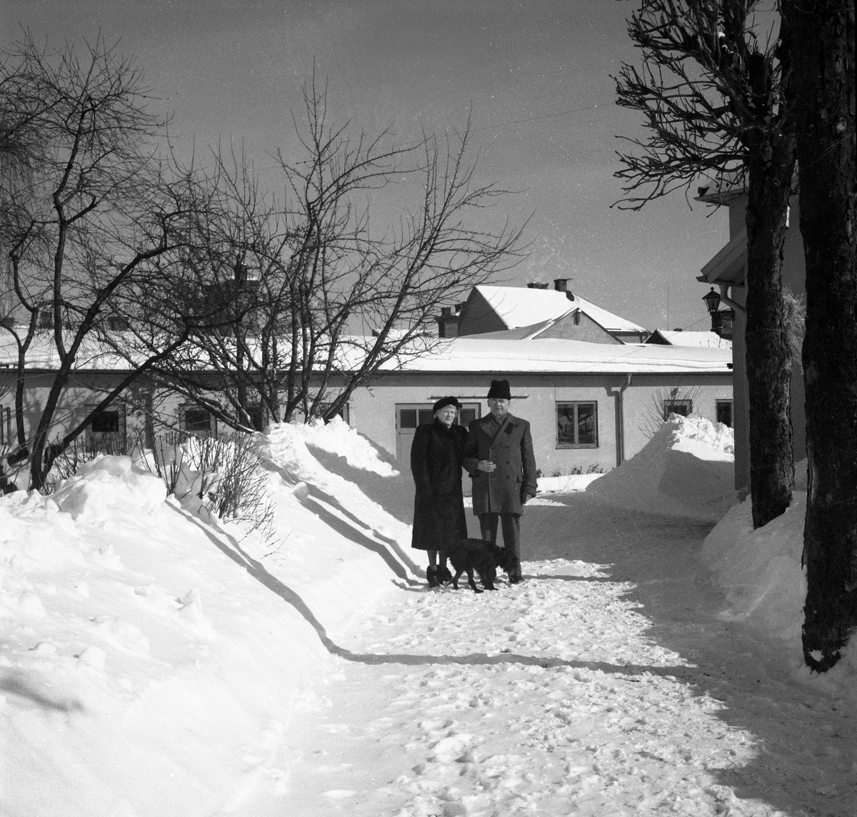Paul Larsson med fru utanför sin villa på Karlagatan 34 1952.
