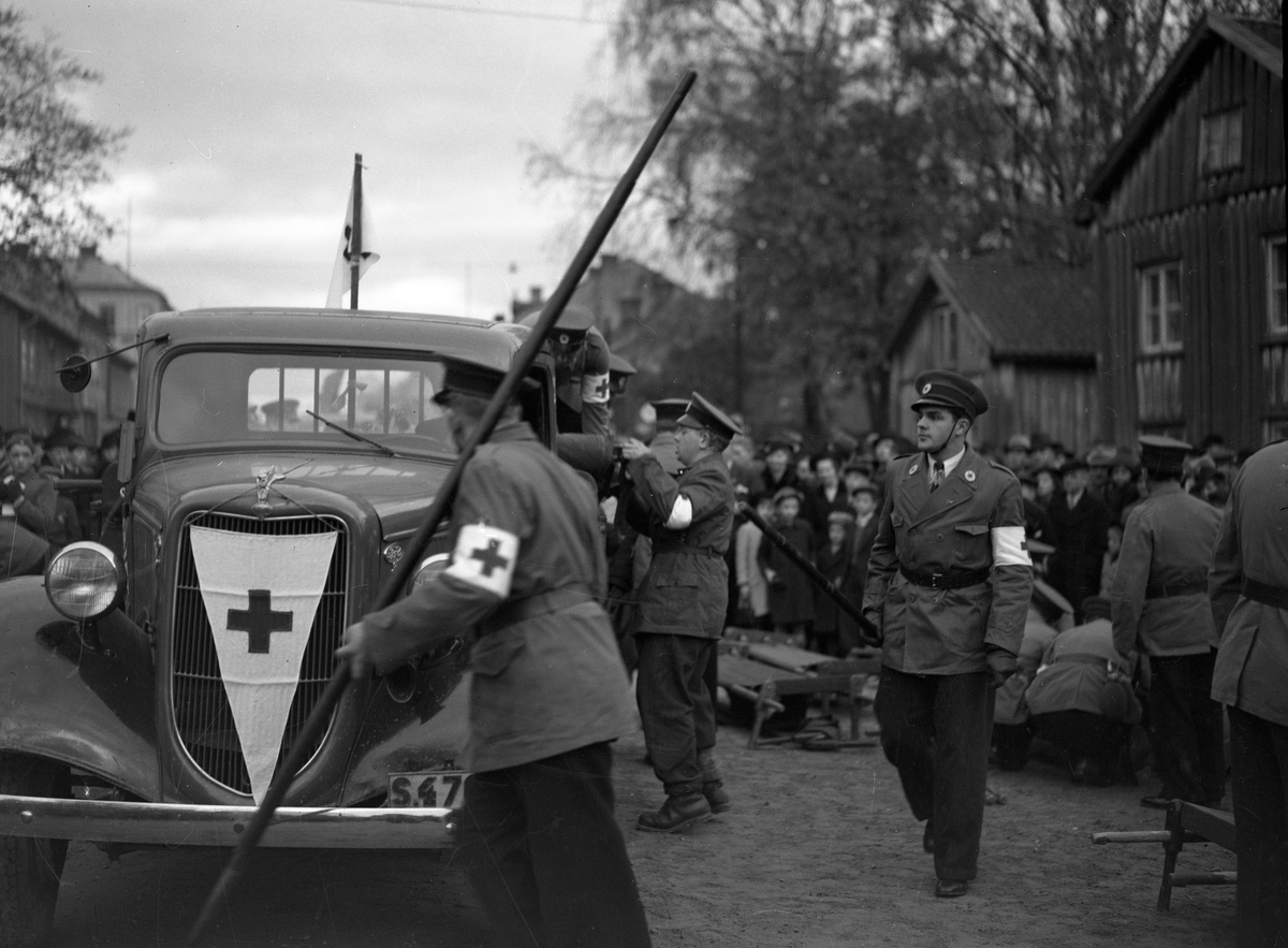 Röda Korset genomför en uppvisning på Drottninggatan i höjd med Fredsgatan 1938.