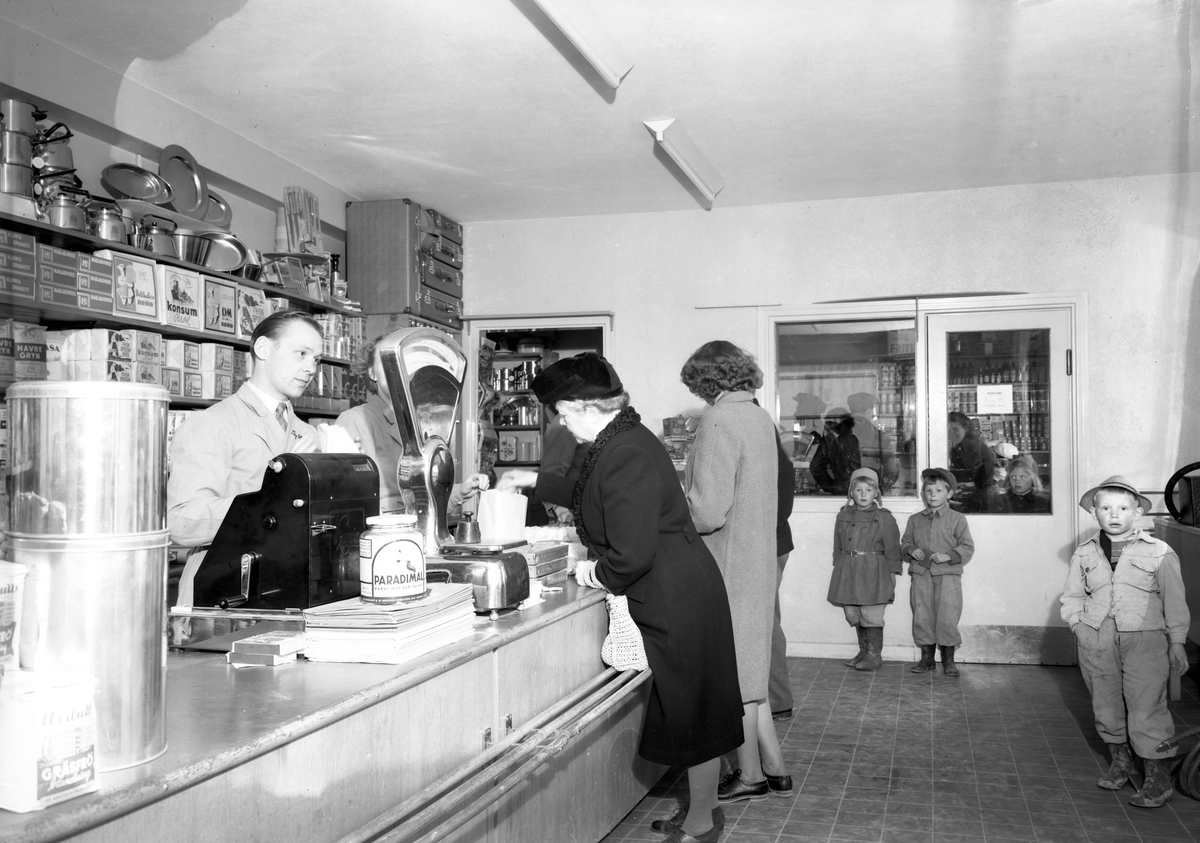 Interiörbild från en Konsumbutik någonstans i Arvika med omnejd. Bilden togs 8/4 1949.