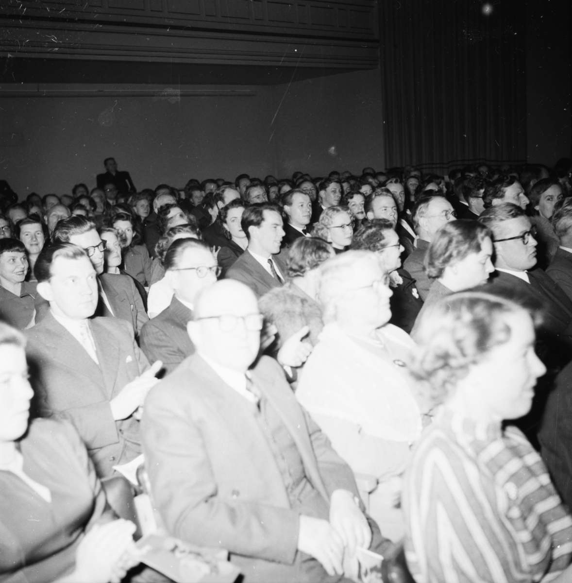 Vardens arkiv. Riksteateret. Premiere på "Den stundesløse" av Holberg. Porsgrunn.  14.01.1954