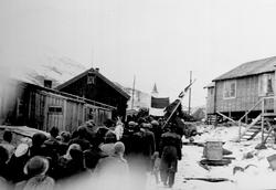 Gjenreisning. 17. mai-tog i Honningsvåg. Kirka litt synlig i