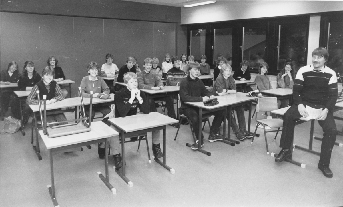 Elever på Hakadal ungdomsskole.  Skolen åpnet i 1983.