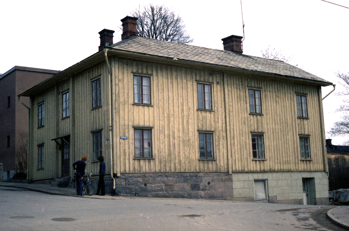 Bildsvit tagen vårvintern 1972 i Arvika. Korsningen Fabriksgatan–Torggatan.
