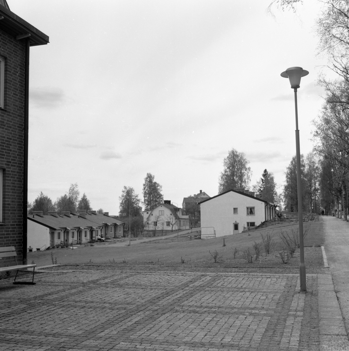 Någonstans i Värmland - från slutet av 1950-talet. Kommentar från en användare: "Pensionärsbostäder i Molkom. Kommunhuset till vänster".