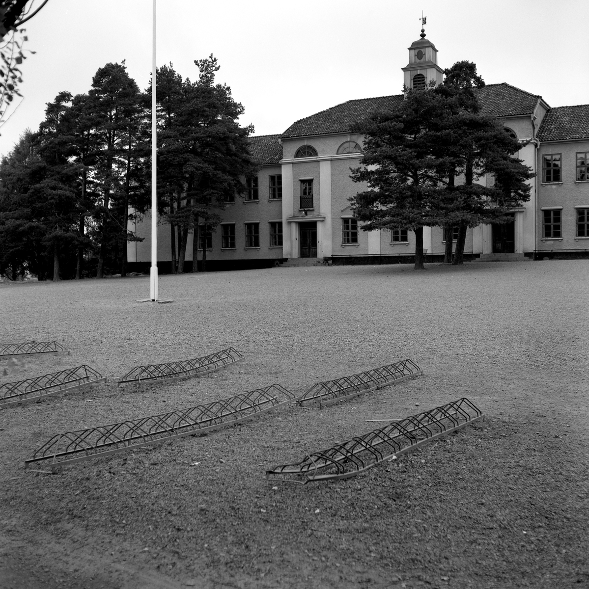 Någonstans i Värmland - från slutet av 1950-talet. Kommentar från en användare: "Brukslängorna i Björneborg". Realskolan i Skoghall.