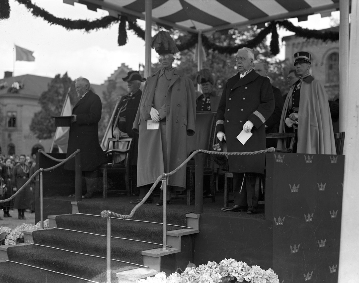 Bildsvit från Karlstads 350-års jubileum den 29 maj 1934. Gustav V med landshövding Abraham Unger till höger  och biskop J A Eklund till vänster.