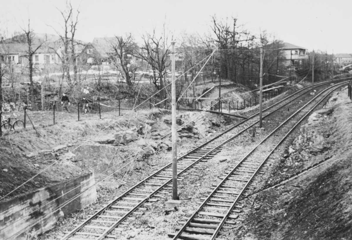 Ødeleggelser på Sognsvannsbanens spor og kjøreledning etter tyskernes bombing ved Frøen i Oslo 9. april 1940 kl. 1630. Bildet er tatt om ettermiddagen onsdag 10. april 1940, "panikkdagen".