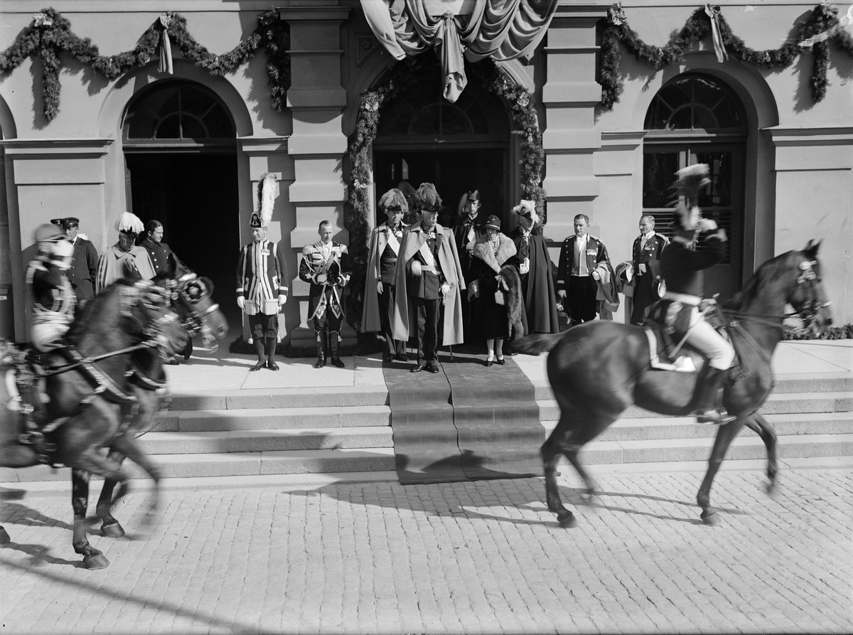 "Jubileumsfästligheterna glansfullt inledda" - kung Gustav V med följe på trappan till Uppsala centralstation, Uppsala september 1927