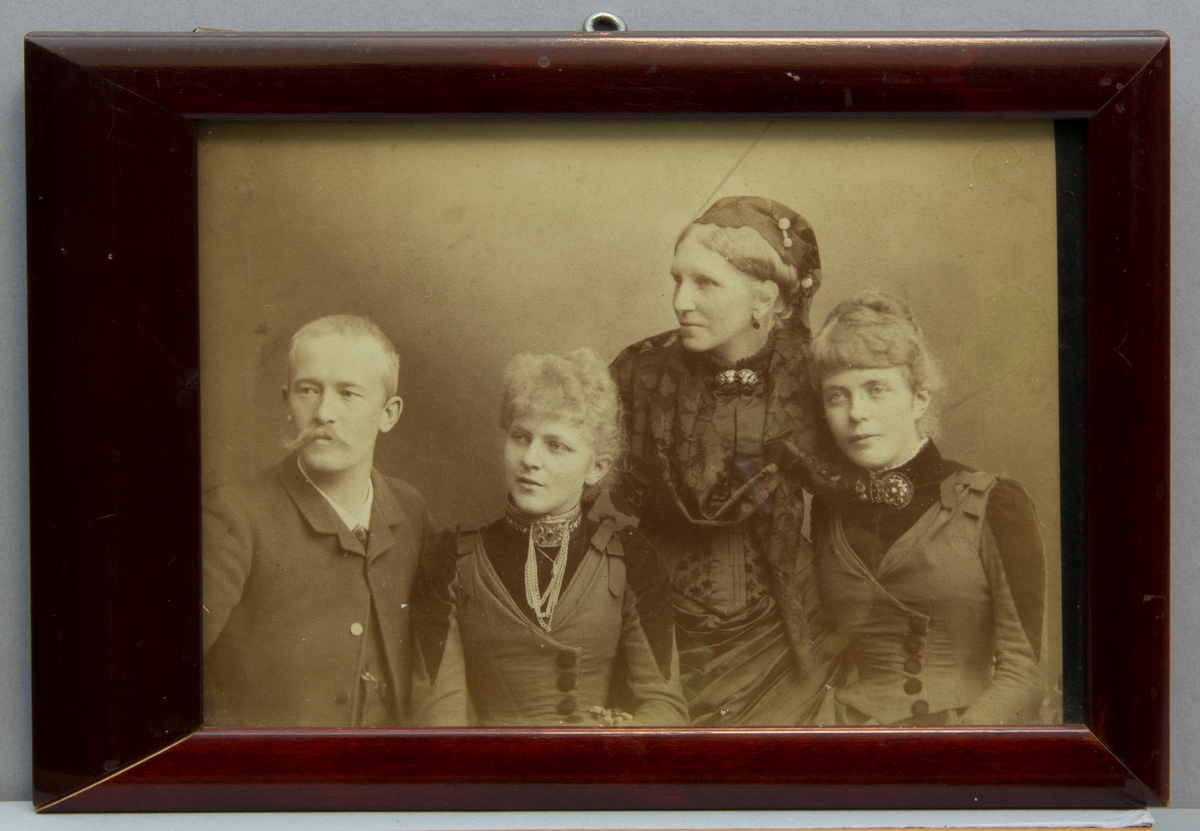 Fotografiporträtt, gruppbild, midjebild. Från vänster till höger:Ferdinand Boberg, Anna Scholander (fästmö F Boberg), Carin Scholander (mor till Anna och Ellen) och Ellen Scholander.