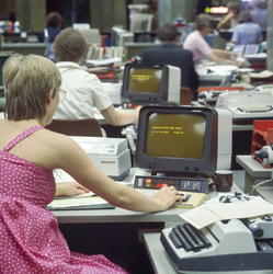 Ung kvinne jobber vedterminal