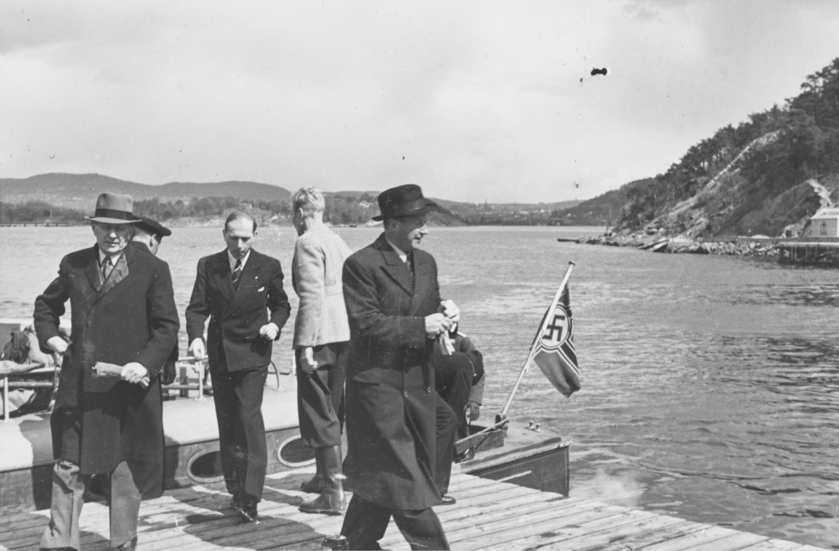 I land på Gressholmen ved ambulanseflyets avgang til Nord-Norge. Generalkonsul Ellef Ringnes foran t.h.