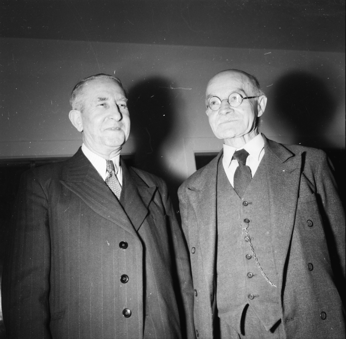 Vardens arkiv. "Gamle og nye formann i styret for Skiens Gamleheim. Johanes Jensen og Andreas Olsen" 13.01.1954