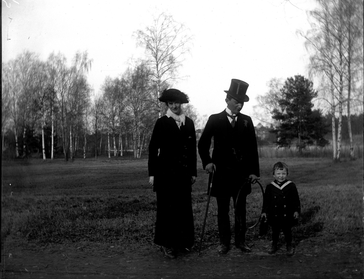 Karin F Sterner, Hugo Larsson och Olle Larsson.
Fotograf okänd.