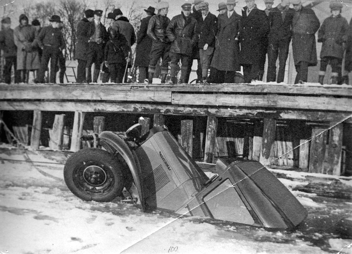 Omnibussägare GH Saaw genom isen vid Mariakajen, 1931. Bussen gick genom isen när den transporterade folk ut till en isbanetävling vid Norsa. Passagerarna hade hunnit kliva ur.