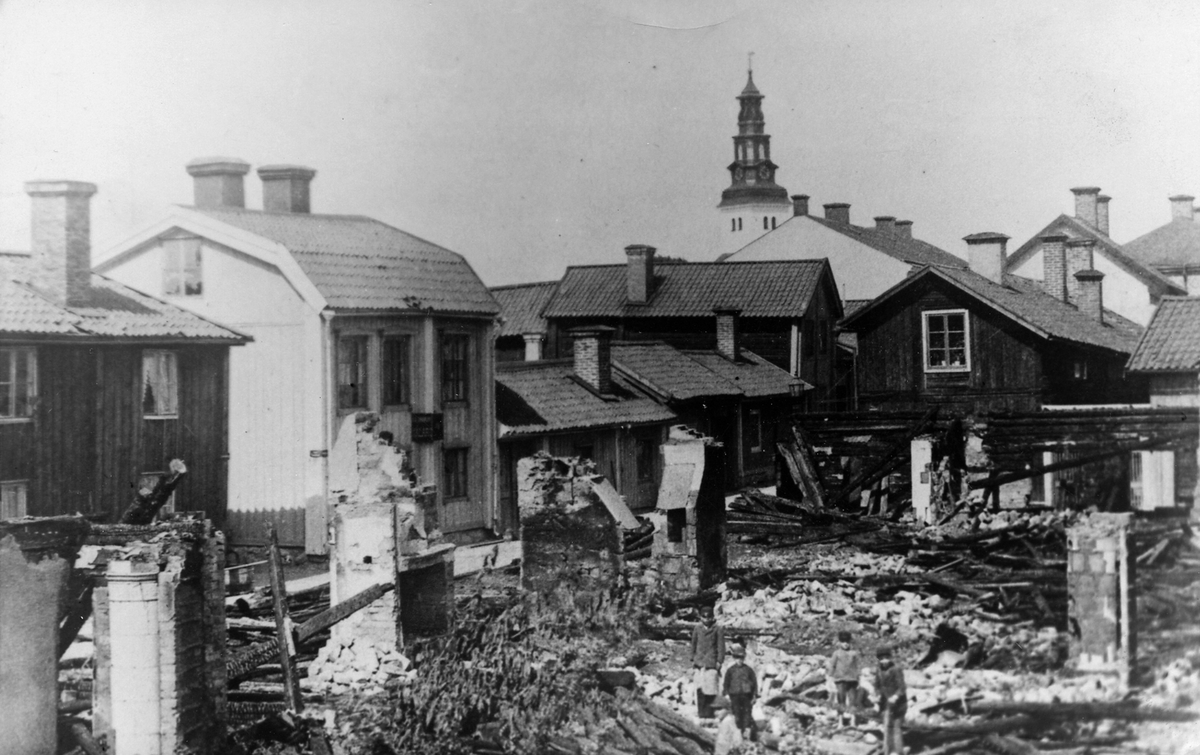 Branden,1886, kvarvarande husen vid V. Långg. Kv. Gladan. 2 bilder