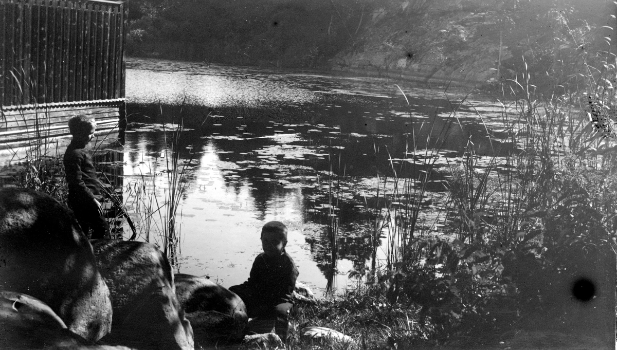 Två barn vid sjön. Fotograf Alfred Bergendahl. Givare H Bergendahl.