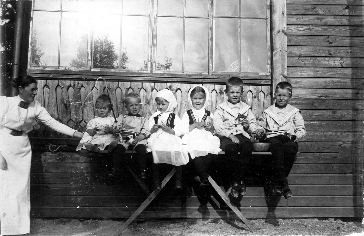 Från vänster Nanny Hallström, Hadar, Ivar, Liza, Siri, Otto och Gunnar. Johannisdal. Fotograf Alfred Bergendahl. Givare H Bergendahl.