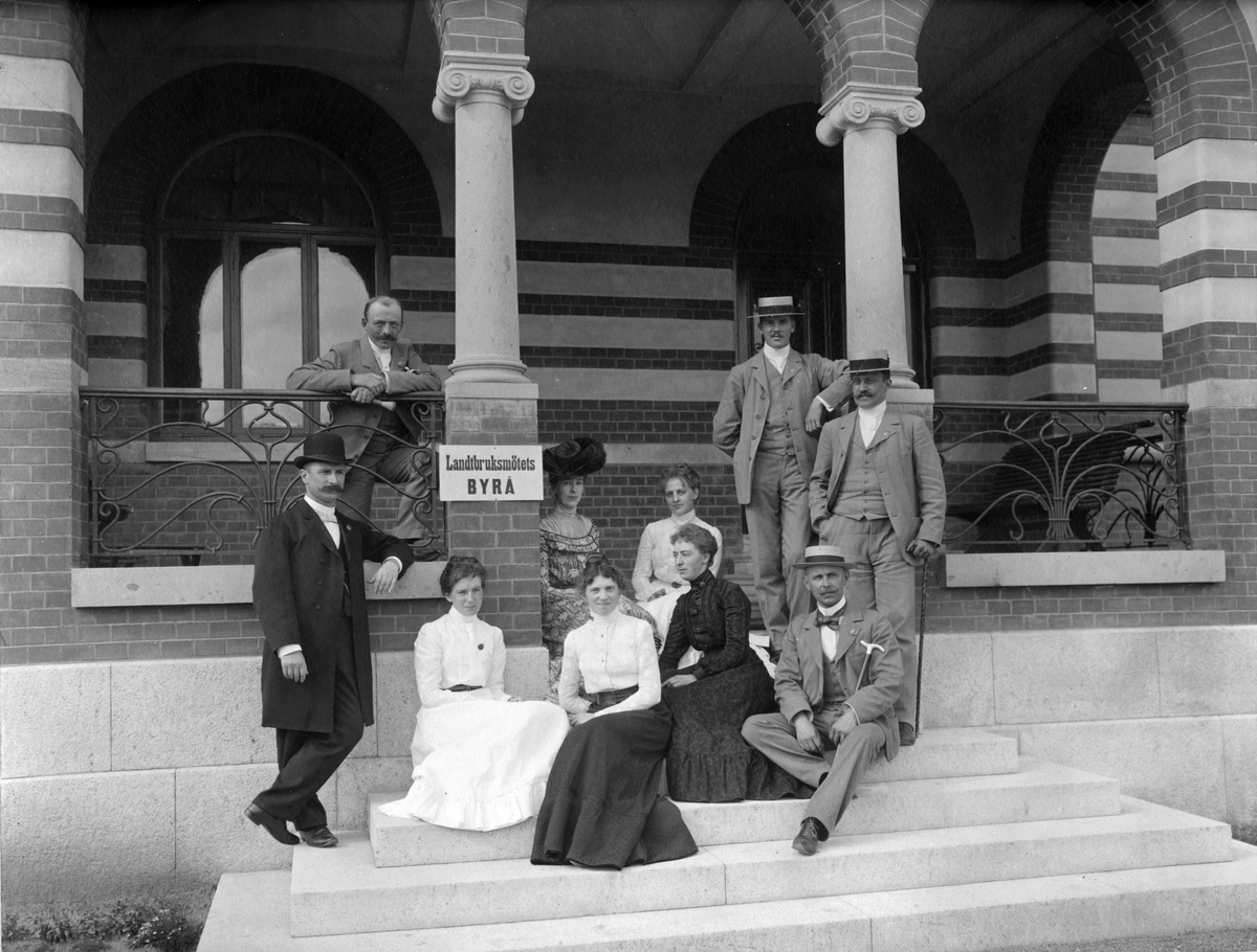 En grupp personer på trappan till Staketgatan 15, vid Gävleutställningen 1901.
