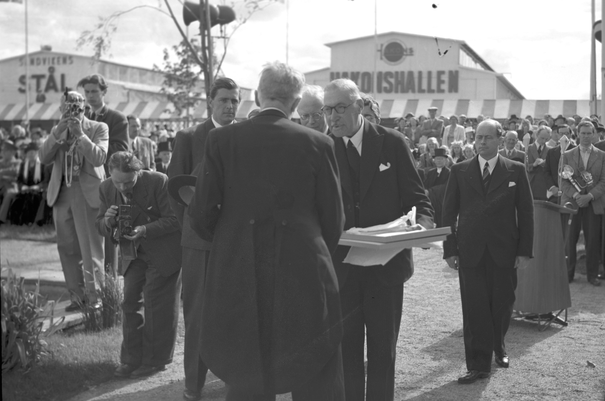 Gävleutställningen 1946
arrangerades 21 juni - 4 augusti. En utställning med anledning av Gävle stads 500-årsjubileum. På 350.000 kv.m. visade 530 utställare sina produkter. Utställningen besöktes av ca 760.000 personer.

Kronprinsen Gustav Adolf