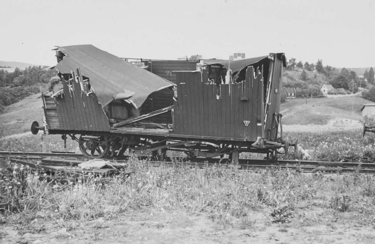 Ødelagt godsvogn etter jernbaneulykken på Grorud 15.6.1940, da persontoget til Eidsvoll sporet av og flere vogner veltet. To mennesker ble drept og 12 mennesker såret i ulykken. Årsaken til ulykken var et jernstativ som lå i sporet og som sannsynligvis hadde falt av et møtende tog. Godsvogner ble benyttet som passasjervogner i dette toget, noe som bidro til det store skadeomfanget.