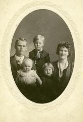 Portrett av familien Rise. I Amerika