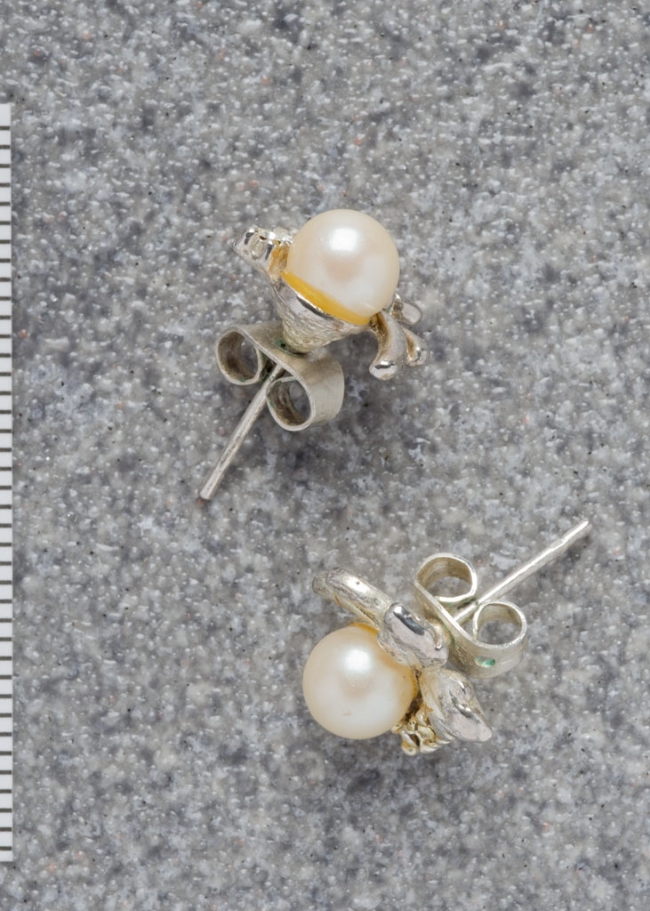 Ørepynt/øredobber, 2 stk. Formet som små blomster med perle i midten, rundt perlen 2 små diamantlignenede sten