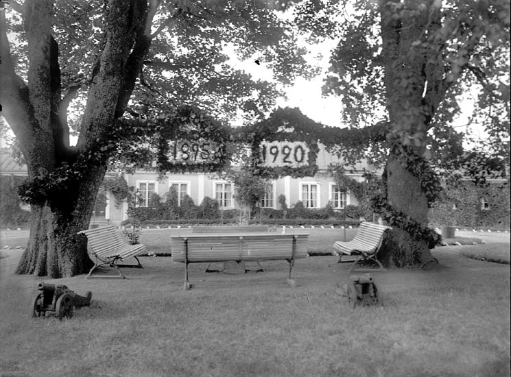 Gårdsby säteri, parken. Något slags firande 1920.