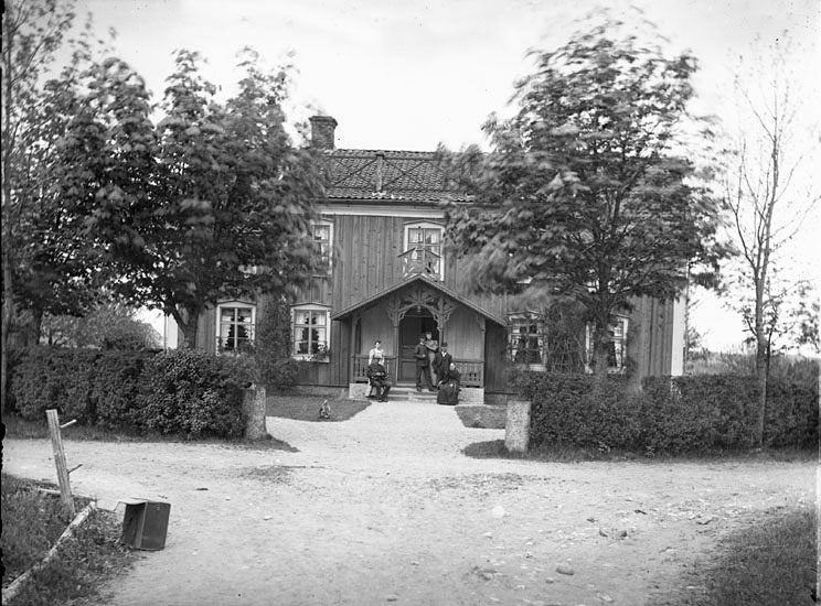 Troligen Stallagården, Nederled, utanför Rydaholm, ca. 1900. Anders Jonasson med familj.