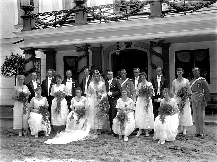 Bröllopspar och bröllopsgäster framför Bergkvara slott. Ca. 1920.