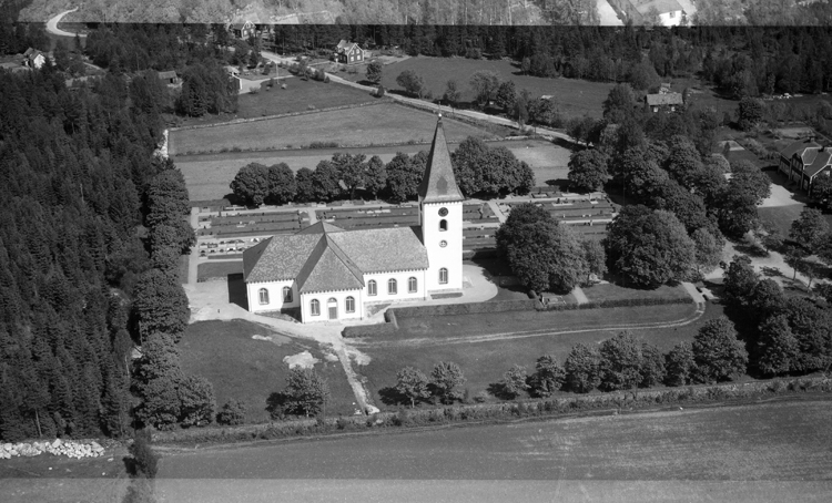 Kyrkan i Hemmesjö, som är en korskyrka , uppfördes åren 1852 -1854 i historiserande blandstil efter ritningar av Johan Adolf Hawerman. 1854 invigdes kyrkan av biskop Christopher Isac Heurlin. 
Hemmesjö gamla kyrka övergavs och blev ödekyrka. Tegnaby medeltida träkyrka revs.