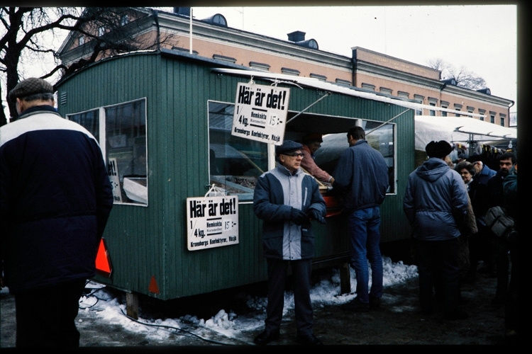 Karamellförsäljning på Stortorget i Växjö. Ca. 1970-tal.