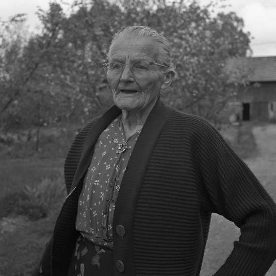 Holmseryd, Göteryd. Fru Vendla Johansson vid inspelning av låtar. 1957.