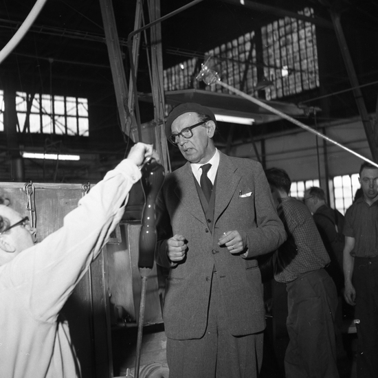 Bengt Heintze till vänster och Vicke Lindstrand till höger, Kosta glasbruk, 1958.